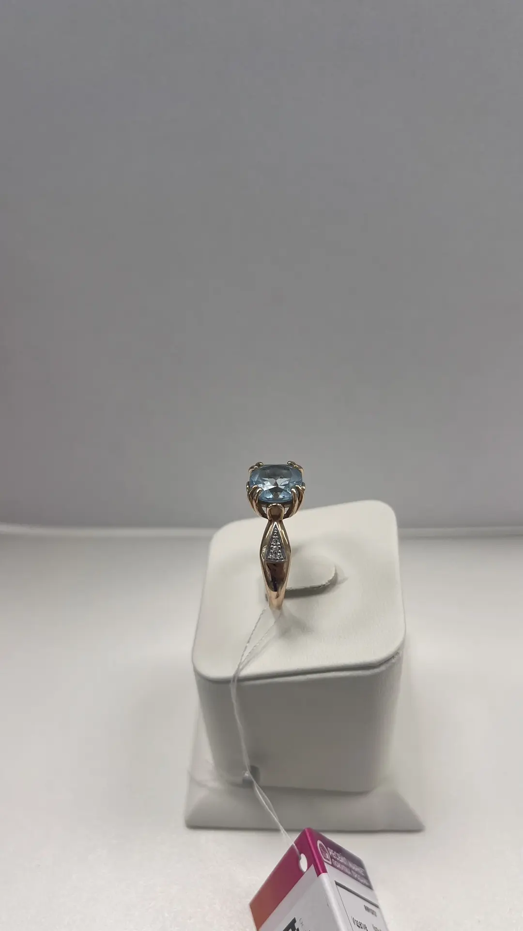 Кольцо золотое 585 пробы с фианитом и топазом