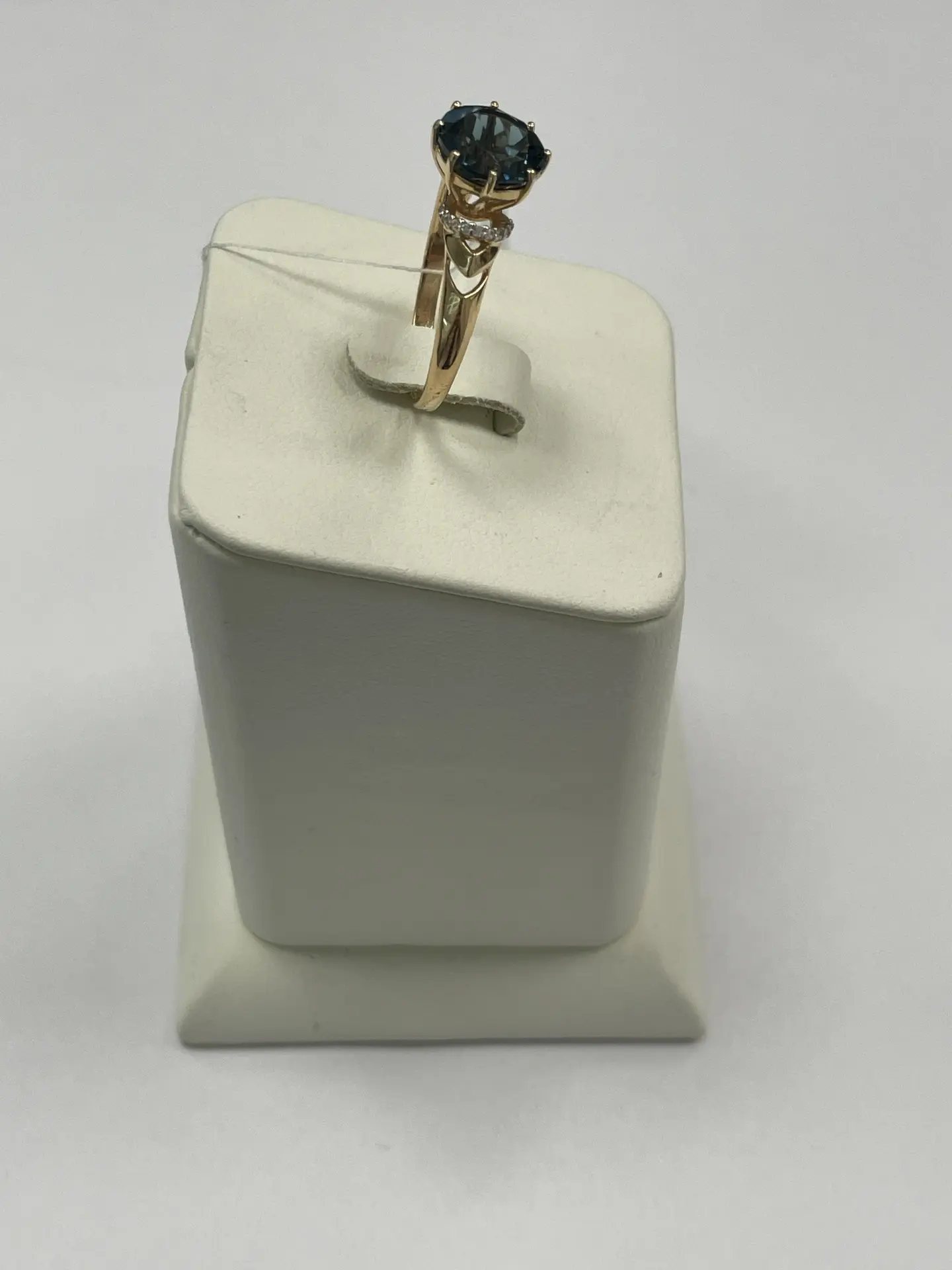 Кольцо золотое 585 пробы с фианитом, вес 2, 56 г