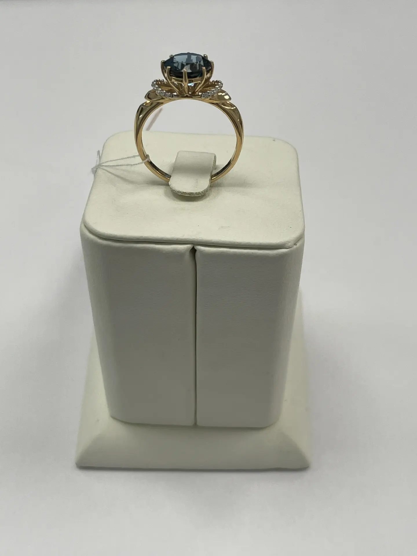 Кольцо золотое 585 пробы с фианитом, вес 2, 56 г