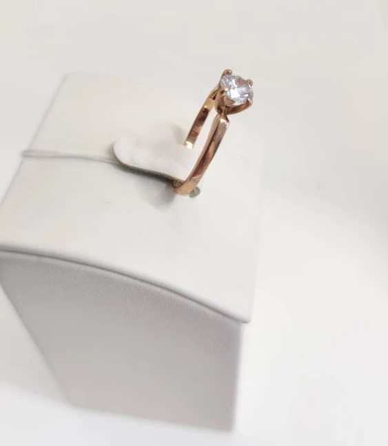 Кольцо золотое 585 пробы с фианитом, вес 1, 65 г