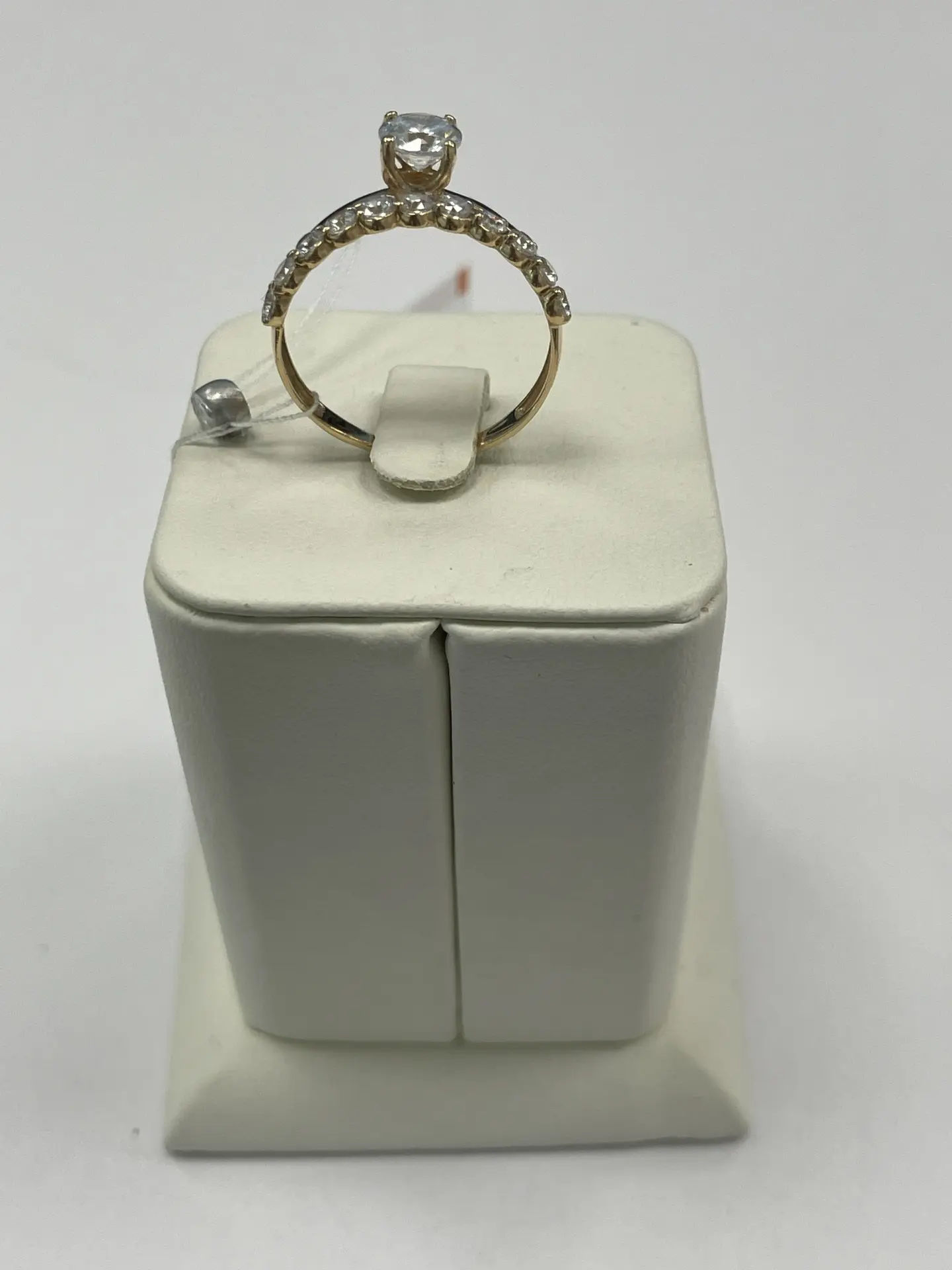 Кольцо золотое 585 пробы с фианитами, вес 2, 01 г