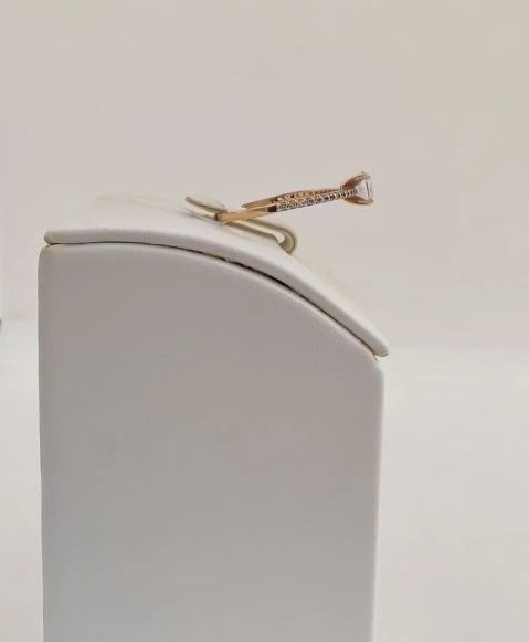 Кольцо золотое 585 пробы с фианитами, 0, 95 гр