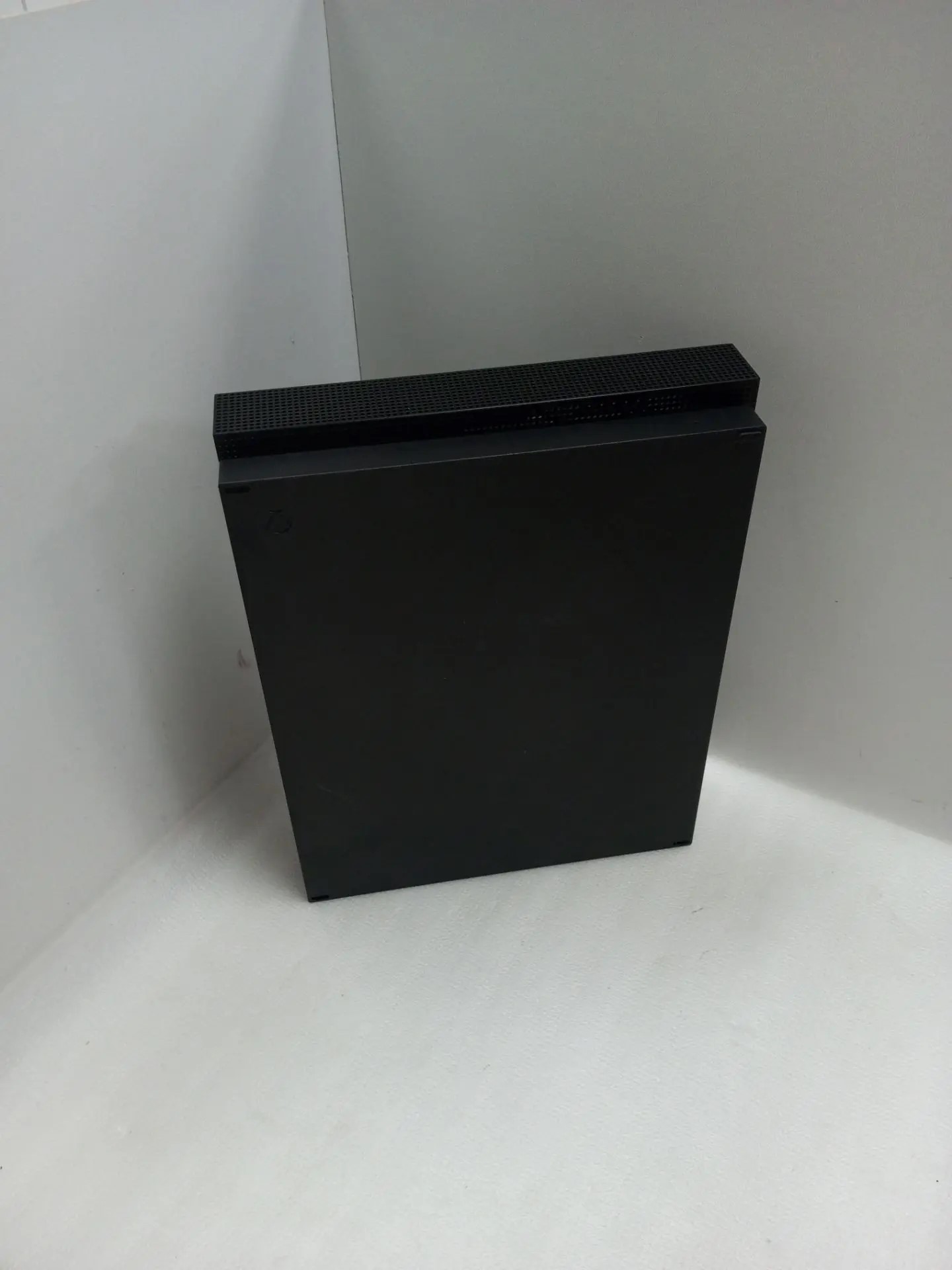 Игровая приставка Microsoft Xbox One X, чёрная-1