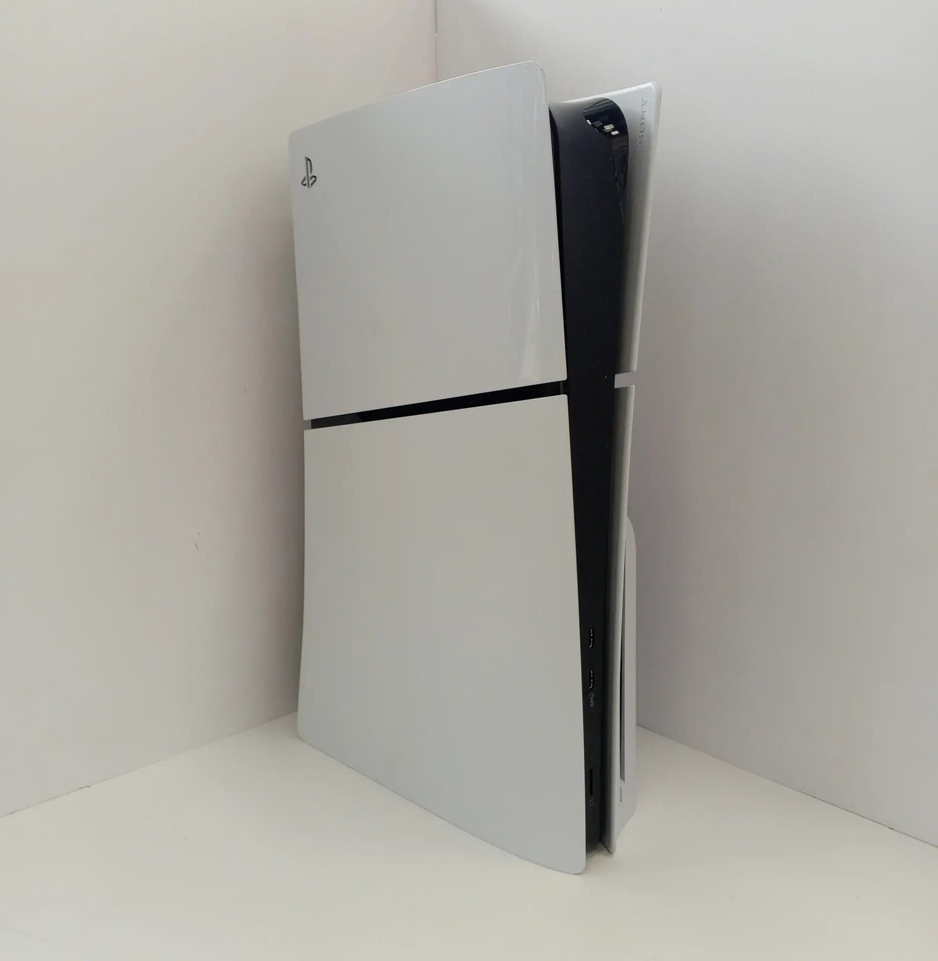 Игровая приставка Sony PlayStation 5 CH-2016, в комплекте геймпад и шнур питания