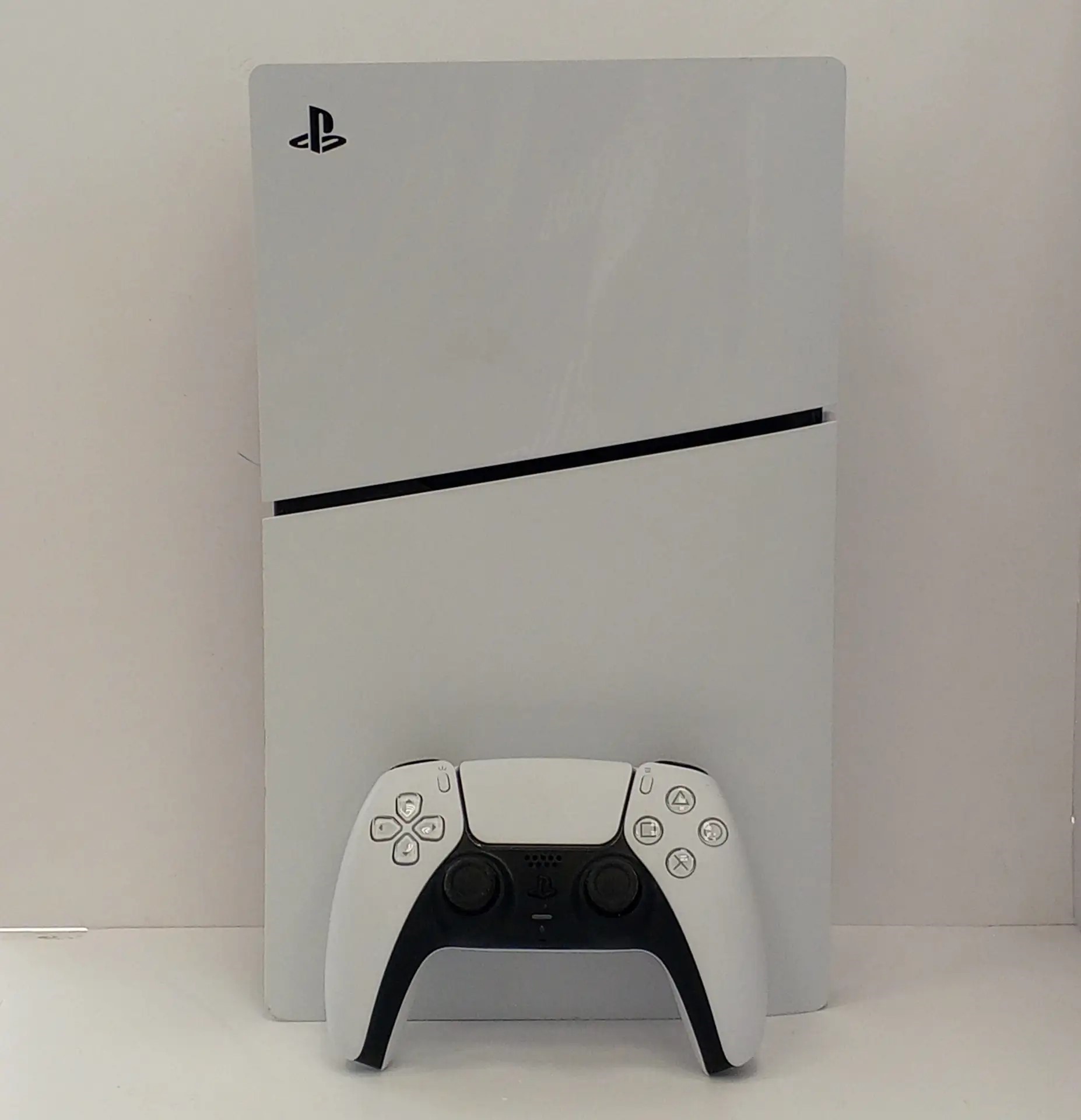 Игровая приставка Sony PlayStation 5 CH-2016, в комплекте геймпад и шнур питания
