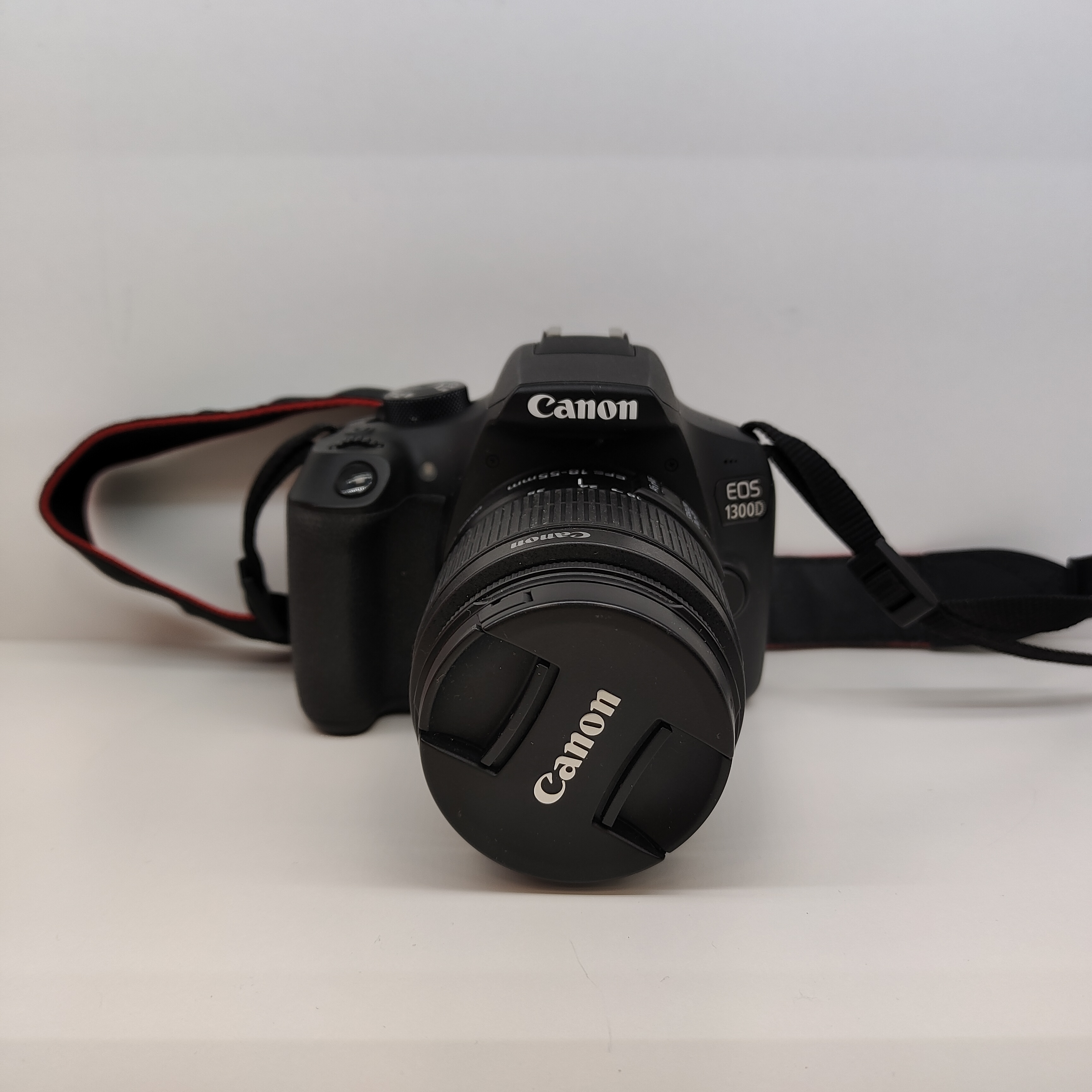 Зеркальный фотоаппарат Canon EOS 1300D, б/у-1