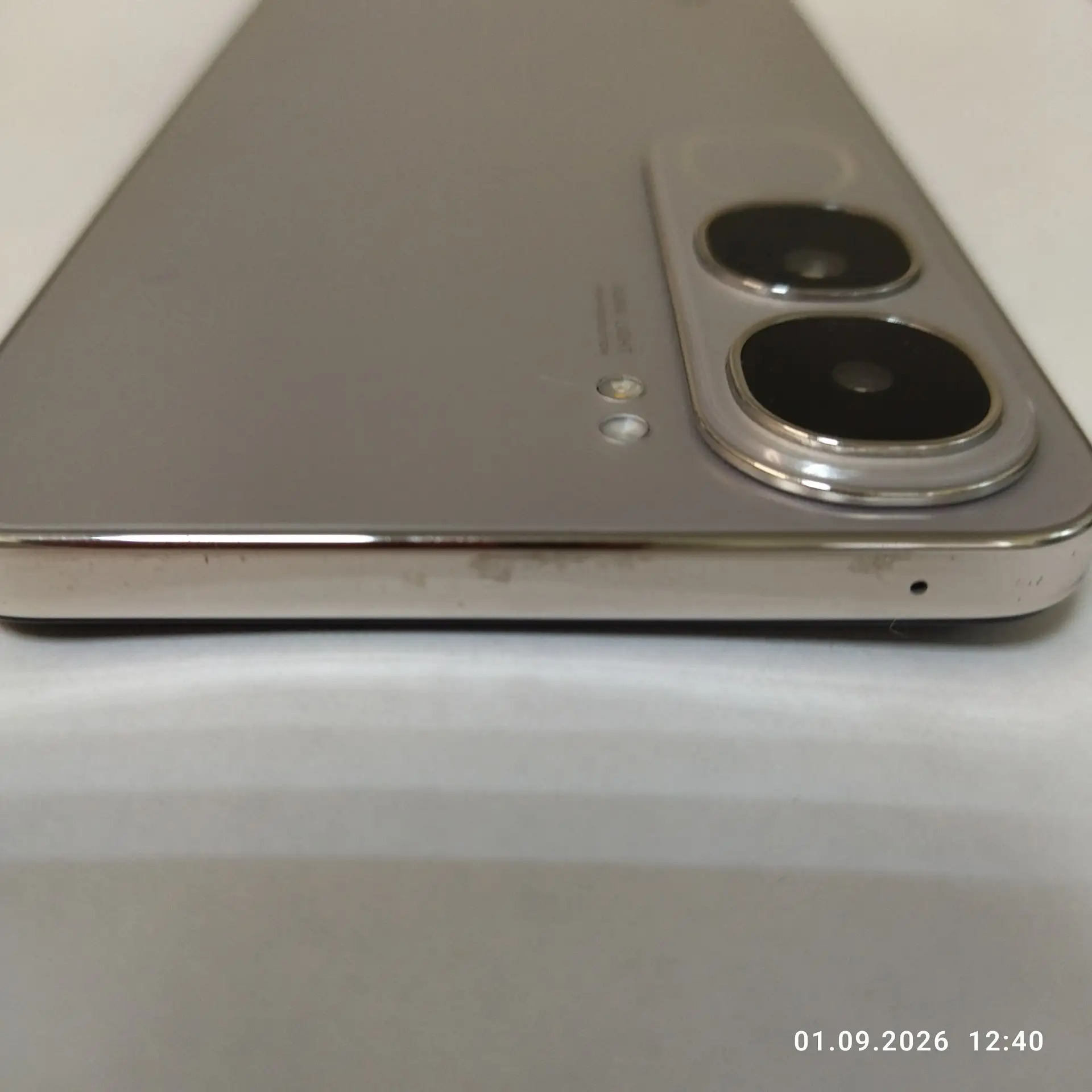 смартфон VIVO V40 Lite 8гб/128 гб IMEI 868595077264380 серебристый царапины на корпусе и экране без -3